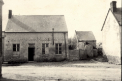 Dorfstraße mit Wohnhäusern in französischem Kriegsgebiet, Infanterie-Regiment 53