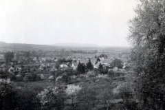 Blick auf französisches Dorf aus erhöhter Position während des Ersten Weltkriegs