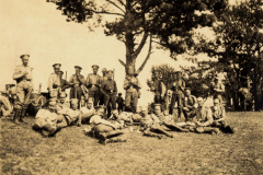 Deutsche Soldaten des Infanterie-Regiments 53 bei Rast unter Bäumen in Frankreich