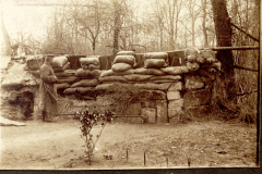 Straßensperre Rue Melique mit Sandsackbefestigung und deutschen Soldaten