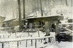 Deutsche Soldaten vor Bunkeranlage im Winter mit Stacheldrahthindernis