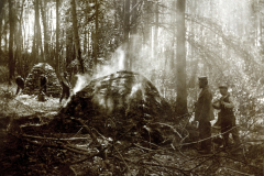 Deutsche Soldaten beim Bau eines Erdbunkers im Wald während des Ersten Weltkriegs