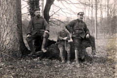 Drei deutsche Soldaten des Landwehr-Infanterie-Regiments 53 in Ruhepause unter B?umen