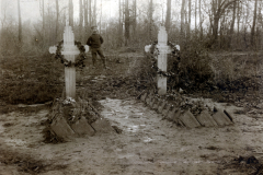 Soldatengr?ber mit wei?en Holzkreuzen und Kr?nzen im Ersten Weltkrieg