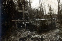 Soldatengrab mit Holzkreuz im Waldgebiet w?hrend des Ersten Weltkriegs