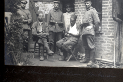 Deutsche Soldaten des Landwehr Infanterie Regiments 53 vor Backsteingebäude