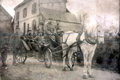 Deutsche Soldaten mit Pferdewagen vor Wohnhaus im Ersten Weltkrieg