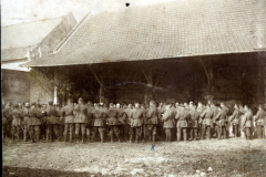 Feldgottesdienst deutscher Soldaten unter einem großen Scheunendach