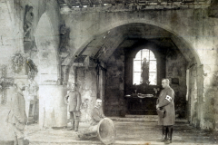 Feldgottesdienst deutscher Soldaten in zerstörter Kirche mit Altarraum und Gewölbe