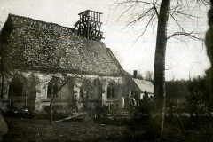 Zerstörte Kirche mit provisorischem Holzgerüst am Dachstuhl