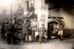 Deutsche Soldaten des Landwehr Infanterie Regiments 53 in französischem Dorf mit Ortsschild