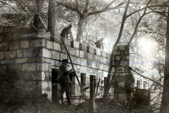 Deutsche Soldaten bei Bauarbeiten an einer Steinmauer im bewaldeten Gelände