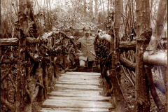 Deutscher Offizier auf Knüppeldamm in Waldstellung des Landwehr-Infanterie-Regiments 53