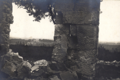 Zerstörte Steingebäude mit Blick auf Landschaft im Ersten Weltkrieg