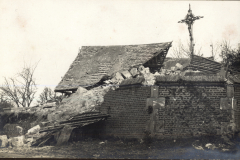 Zerstörte Kirche mit eingestürztem Dach und Kreuz im Ersten Weltkrieg