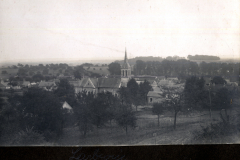 Gesamtansicht von Thiescourt mit Kirche und Wohnhäusern