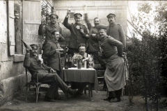 Deutsche Soldaten bei geselliger Feier vor Gebäude im Ersten Weltkrieg
