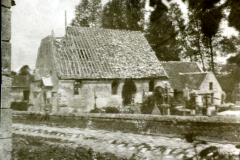 Kriegsgeschädigte Kirche mit zerstörtem Dach und Mauerwerk im Ersten Weltkrieg