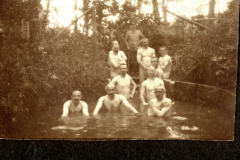 Deutsche Soldaten beim Baden in einem Graben während des Ersten Weltkriegs