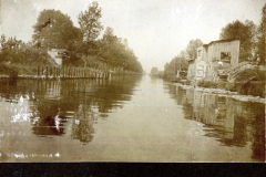 Kanal mit Holzgebäuden und Uferbefestigungen im Ersten Weltkrieg
