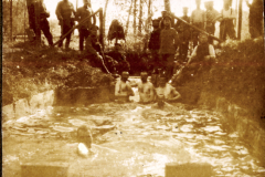 Soldaten beim Baden im Graben - Landwehr Infanterie Regiment 53