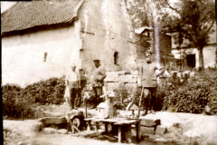 Sattler bei der Arbeit vor Dorfgebäuden