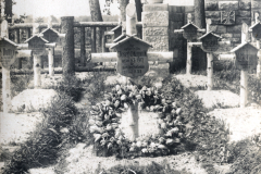 Soldatenfriedhof des Landwehr-Infanterie-Regiments 53 mit Grabsteinen und Blumenschmuck