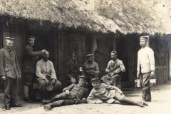 Deutsche Soldaten vor Bauernhaus mit Strohdach im Ersten Weltkrieg
