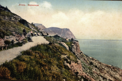 Postkarte: Küstenstraße bei Balaklava auf der Krim mit Spaziergängern