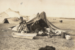 Nomadenfamilie mit Zelten in der Steppe der Krim während der deutschen Besatzung 1918