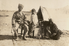 Russische Familie mit Kosaken vor Nomadenzelt auf der Krim 1918