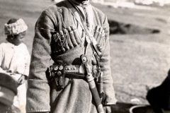 Kosak in traditioneller Uniform mit Fellmütze und Patronengurten auf der Krim 1918