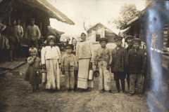 Russische Zivilbevölkerung vor Holzhäusern in einem Dorf auf der Krim 1918
