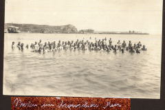 Deutsche Soldaten beim Baden im Meer an der Krim 1918