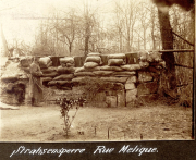Straßensperre Rue Melique mit Sandsackbefestigung und deutschen Soldaten