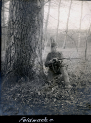 Feldwache - Deutscher Soldat mit Gewehr an einem Baum im Ersten Weltkrieg