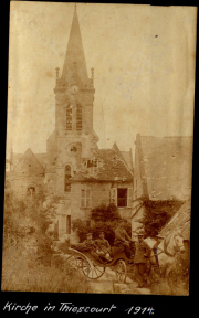 Kirche in Thiescourt 1914 - Deutsche Soldaten vor kriegsbeschädigter Dorfkirche