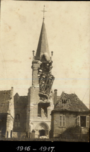 Zerstörte Kirche in Thiescourt mit eingestürztem Kirchturm 1916-1917