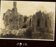 Zerstörte Kirche mit eingestürztem Dach und beschädigtem Turm 1918