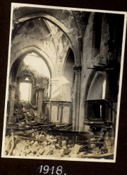 Zerstörtes Kircheninneres mit Gewölbebogen und Trümmern, 1918
