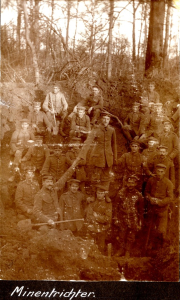 Minentrichter - Deutsche Soldaten des Landwehr-Infanterie-Regiments 53 in einem Bombenkrater
