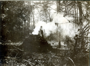 Minenexplosion im Waldgebiet mit deutschen Soldaten