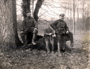 Drei deutsche Soldaten des Landwehr-Infanterie-Regiments 53 in Ruhepause unter Bäumen