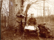 Zwei deutsche Offiziere des Landwehr-Infanterie-Regiments 53 bei Kartenstudium im Wald