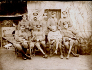 Gruppenbild deutscher und russischer Offiziere vor Gebäude