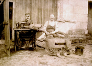 Sattler bei der Arbeit - Handwerker und Soldat in Werkstatt während des Ersten Weltkriegs