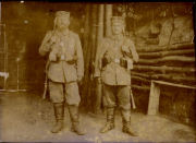 Zwei deutsche Soldaten des Landwehr-Infanterie-Regiments 53 vor Holzunterstand