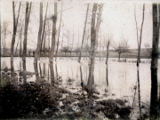 Überflutete Winterlandschaft mit Baumreihen und Soldaten in der Ferne