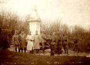 Deutsche Offiziere und Soldaten vor Denkmal im Ersten Weltkrieg