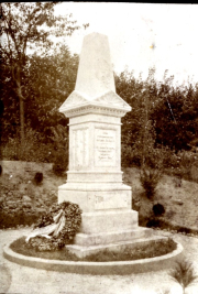 Kriegerdenkmal mit Kranz und Inschriftentafeln im Ersten Weltkrieg